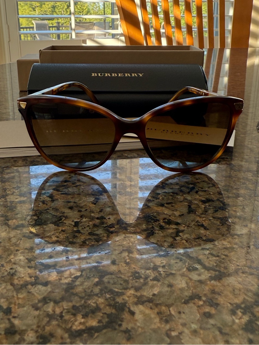 Burberry Sunglasses NEW with original case, lens cleaner, more - Picture 7 of 11